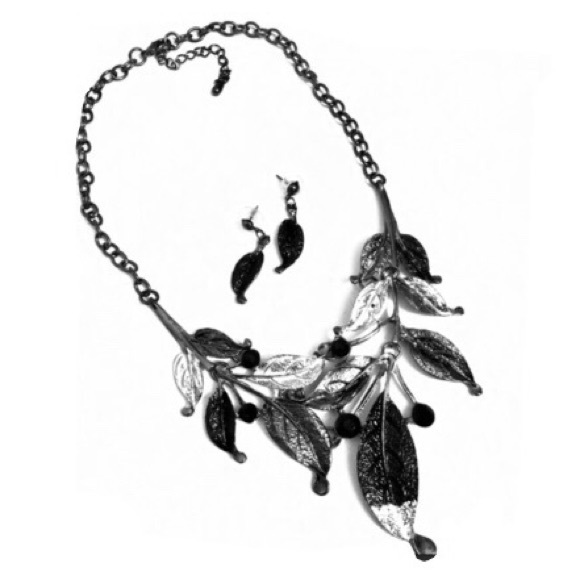 Jewelry - NWOT! Statement Necklace & Earring Set